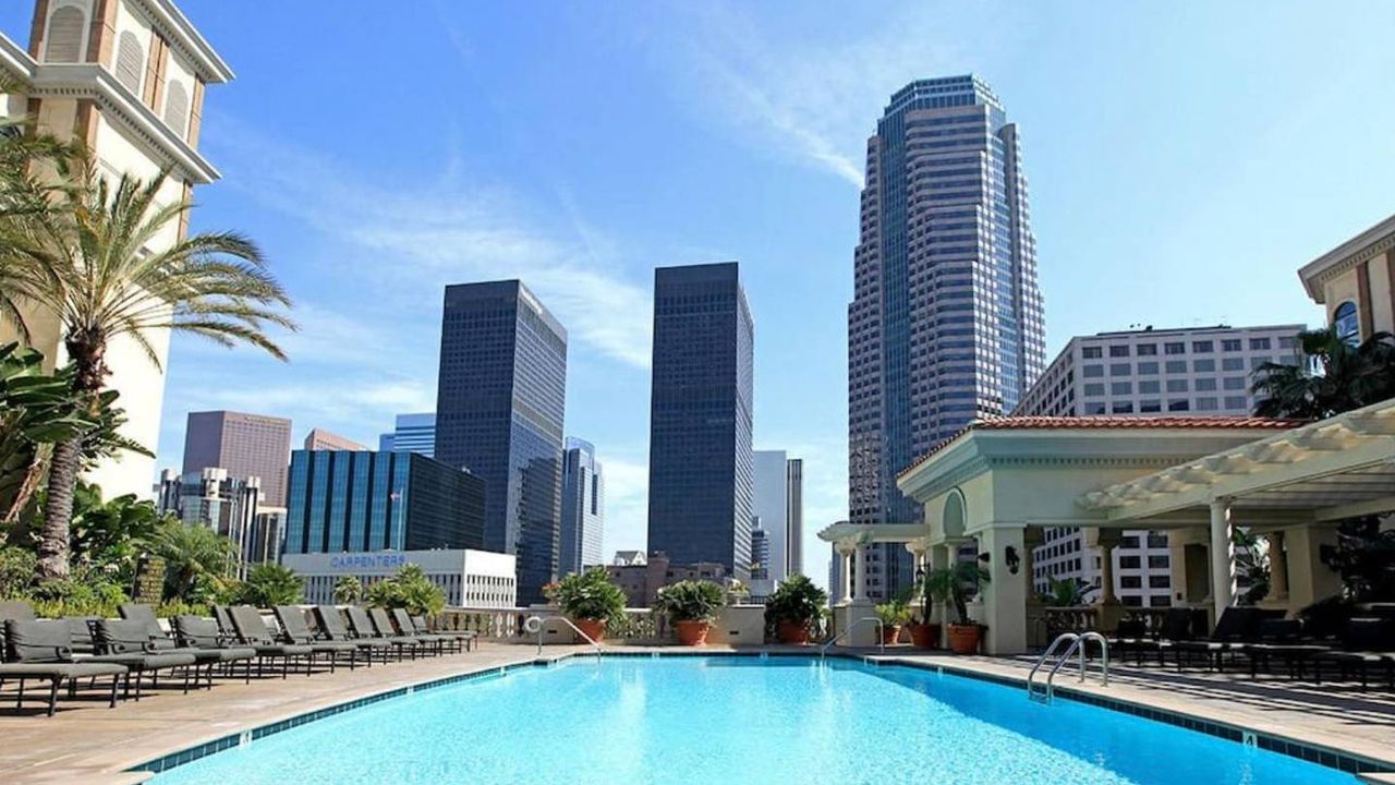 DWT LA apt w/ Free Parking!