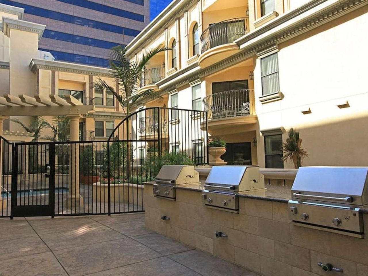 DWT LA apt w/ Free Parking!