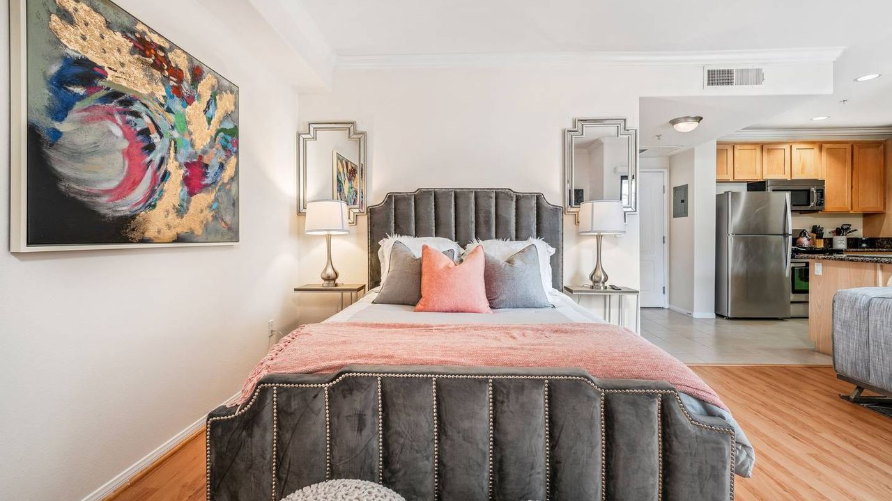 DWT LA apt w/ Free Parking!