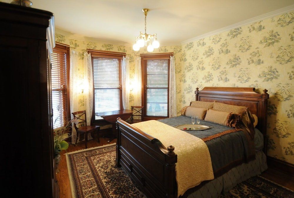 HISTORIC WEBSTER HOUSE AND BREAKFAST