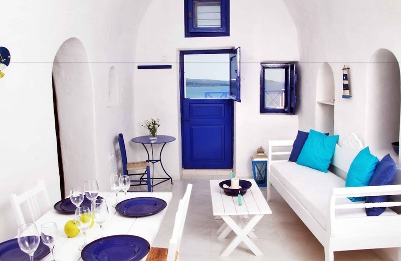Blu Bianco Cave House by SV