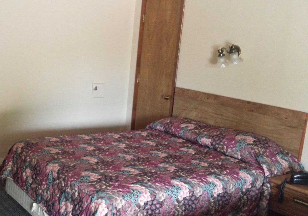 Holiday Pines Motel