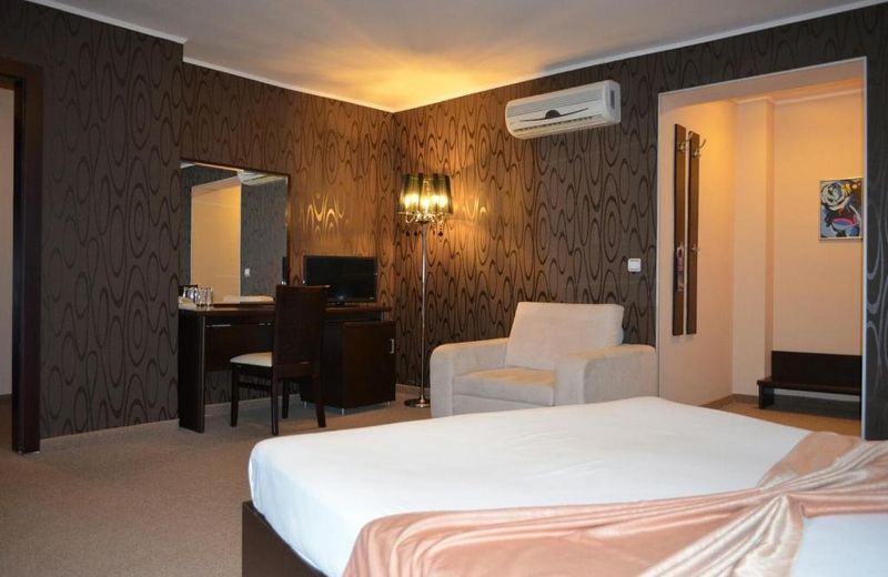 Riverside Family Hotel