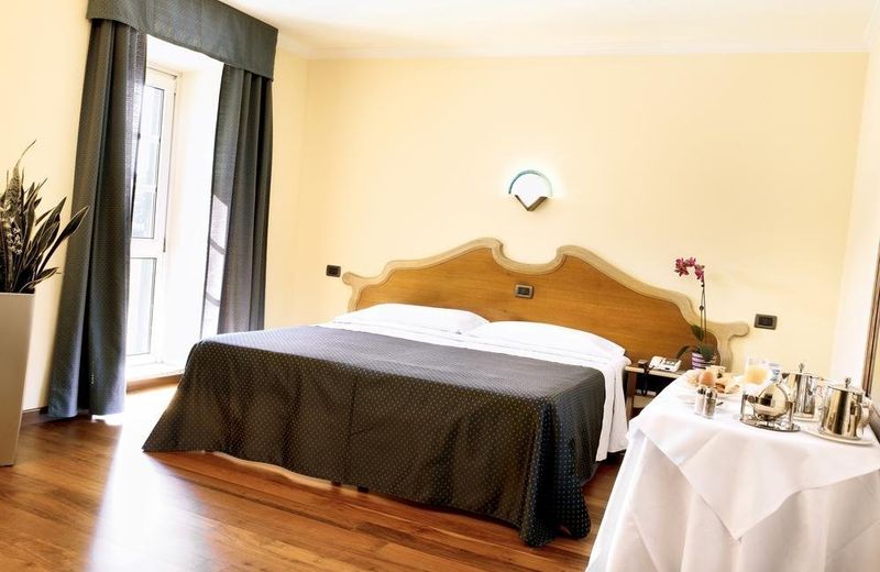 Jet Hotel