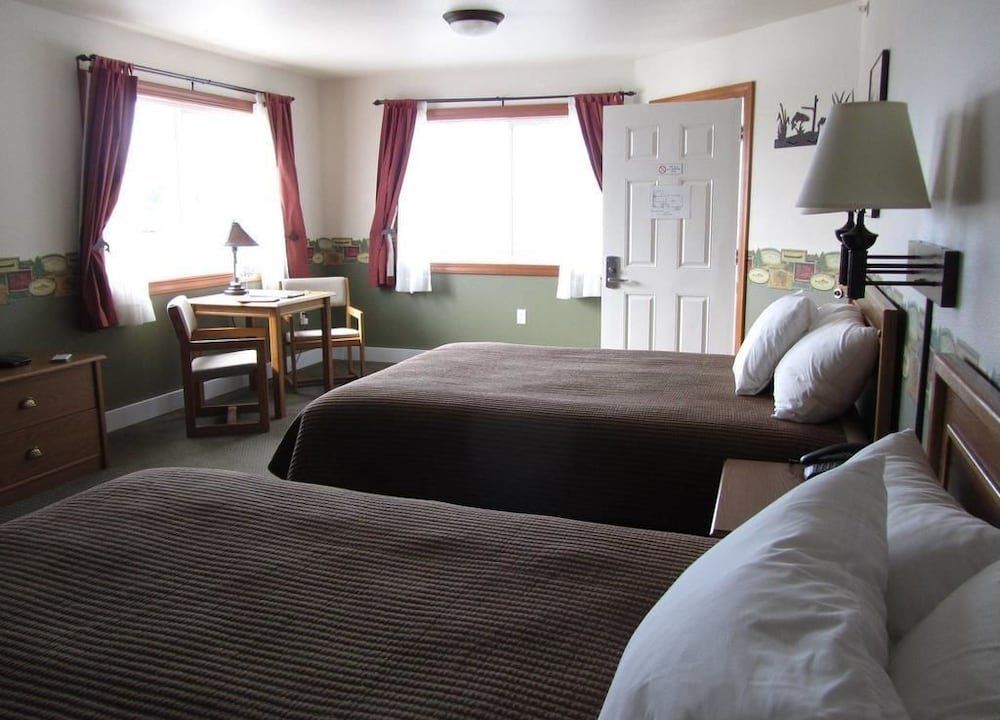 Longliner Lodge and Suites