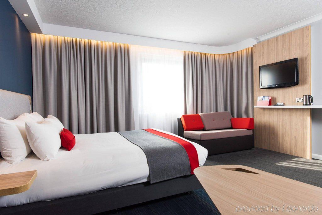 Holiday Inn Express London Luton Airport, an IHG Hotel
