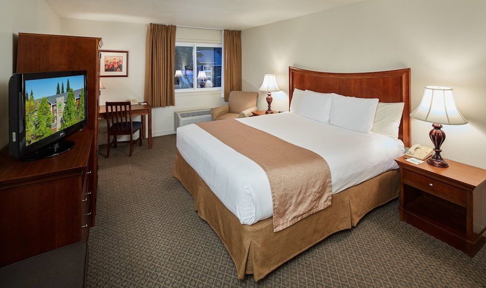 Lake Natoma Inn
