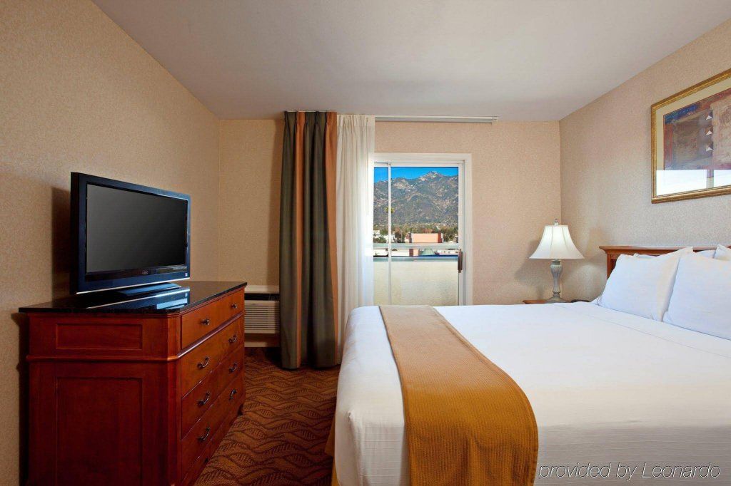 Holiday Inn Express Hotel & Suites Pasadena-Colorado Boulevard, an IHG Hotel