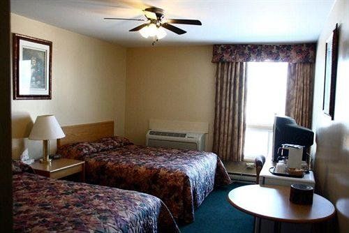 Super 8 by Wyndham Thompson