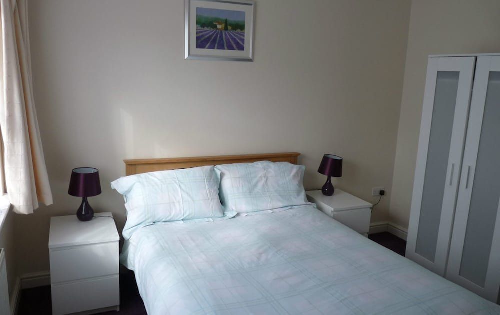 Friars Walk houses with 2 bedrooms, 2 bathrooms, fast Wi-Fi and private parking