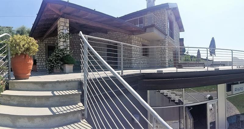 Vela di Soleville camere vista lago con ristorante e pizzeria