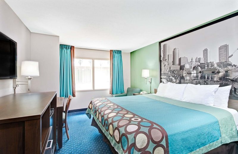 Super 8 by Wyndham Brockton