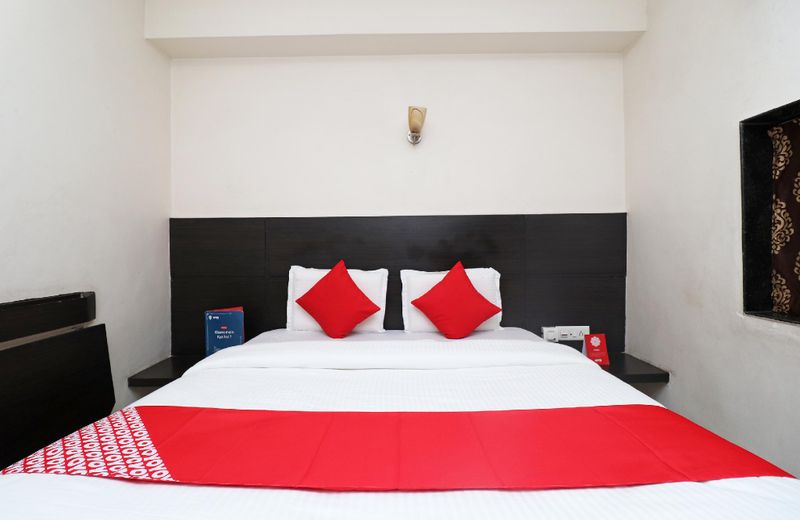 OYO 28457 Hotel Shera