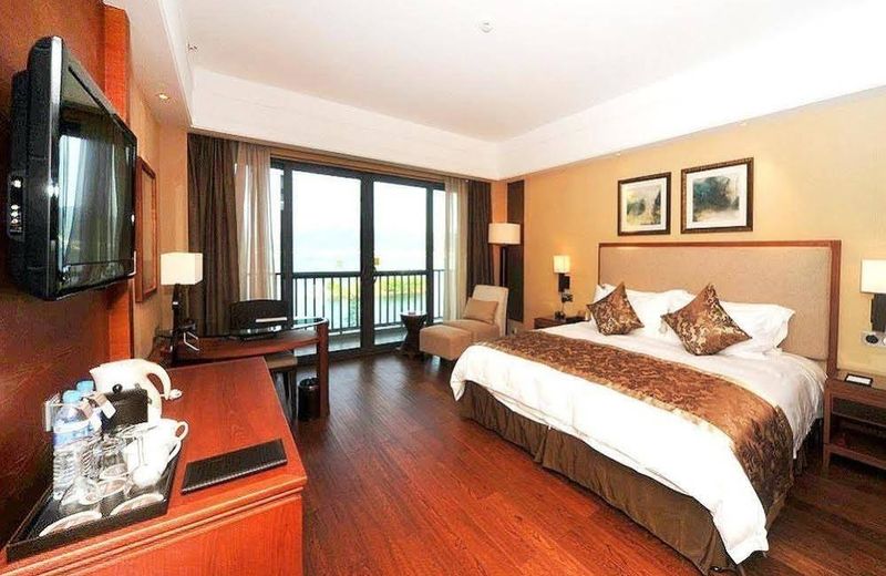 Warm Island Resort