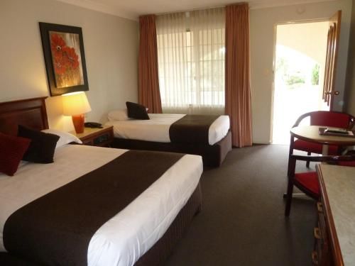 McNevins Warwick Motel