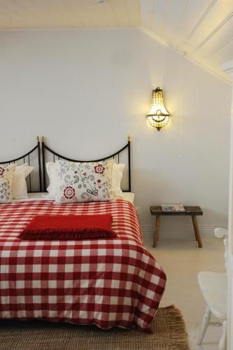 The Red Feather Inn