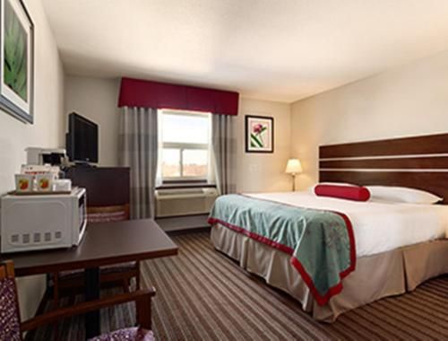 Super 8 by Wyndham Saskatoon Near Downtown