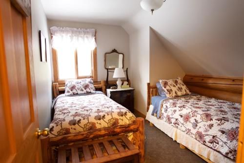 Kicking Horse Canyon Guest House