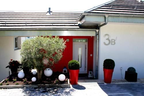 Four Seasons Lake GuestHouse