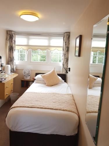 Penryn Guest House, ensuite rooms, free parking and free wifi