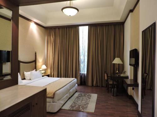Country Inn & Suites by Radisson, Delhi Satbari