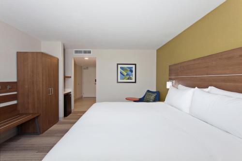 Holiday Inn Express Hotel & Suites Pasadena-Colorado Boulevard, an IHG Hotel