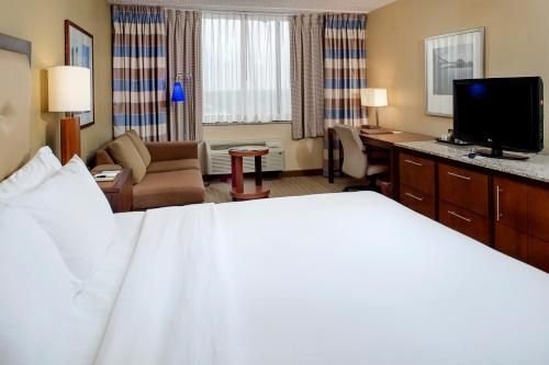 DoubleTree by Hilton St. Louis at Westport