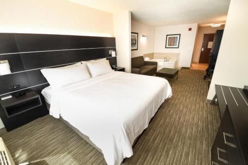 Holiday Inn Express Hotel & Suites Grand Forks, an IHG Hotel