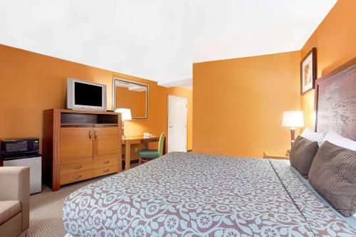 Days Inn by Wyndham Federal Way