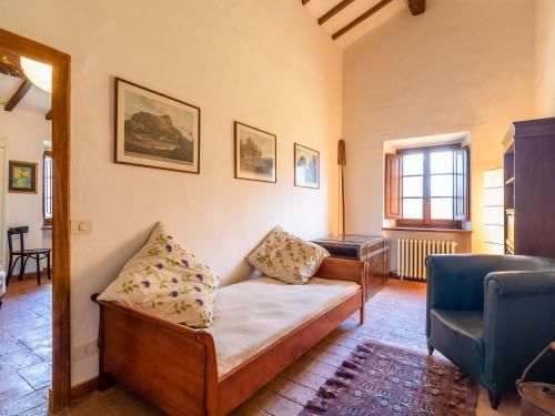 Vintage Mansion in Montegabbione with Garden