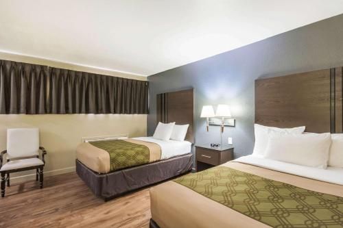 Econo Lodge Inn & Suites I-35 at Shawnee Mission