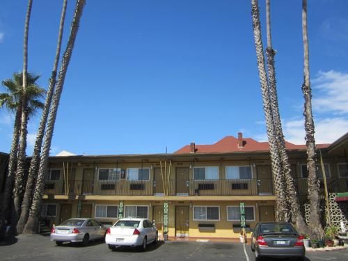 Civic Center Lodge / Lake Merritt BART