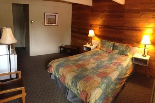 Pines Motel