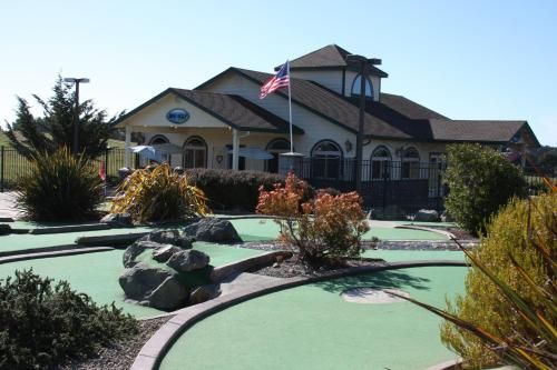 Emerald Dolphin Inn & Mini Golf