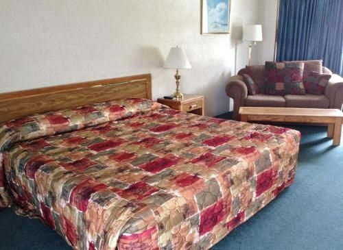 Days Inn & Suites by Wyndham St. Ignace Lakefront