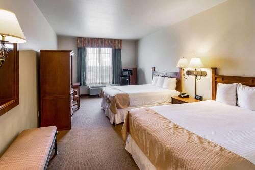 Econo Lodge Inn & Suites Bridgeport
