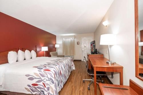 Red Roof Inn & Suites Calhoun