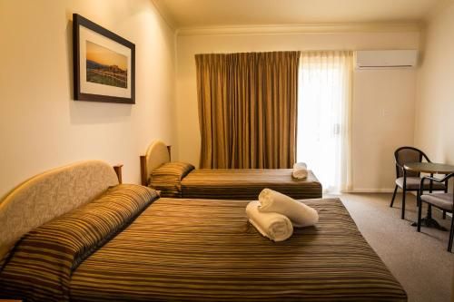 Emerald Explorers Inn