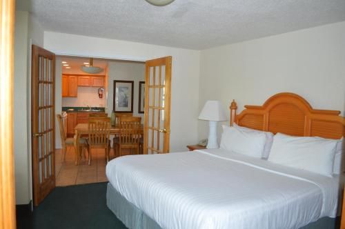 Dockside Inn & Resort