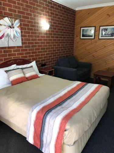 Elms Motor Inn