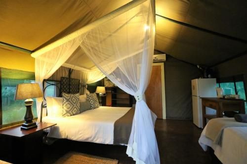 Crocodile Bridge Safari Lodge