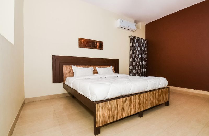 SPOT ON 40066 Sapphire Inn
