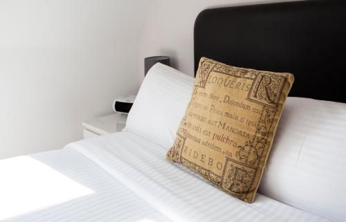 OYO White Horse Hotel