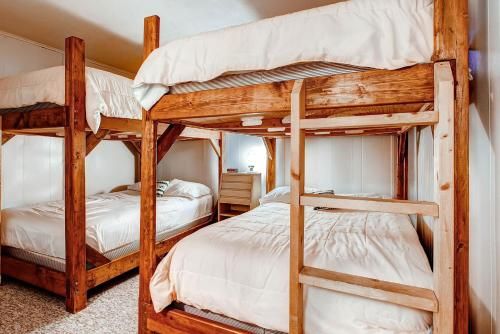 Sweet Life - Vermont Chalet - 6 person Indoor Hot Tub - 15 min to Killington