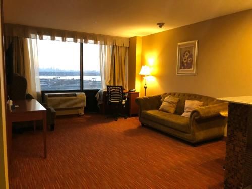 Ramada by Wyndham Flushing Queens