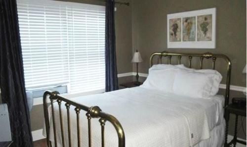 Cinnamon Bear Creekside Inn