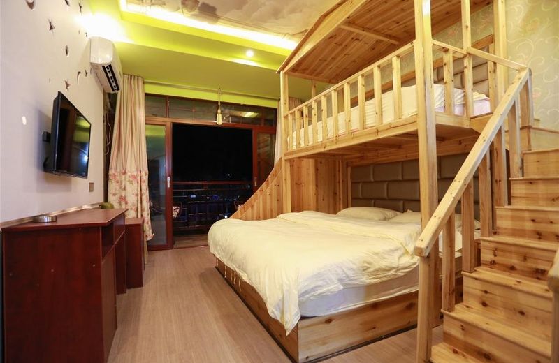Fenghuang Baihuayuan Inn