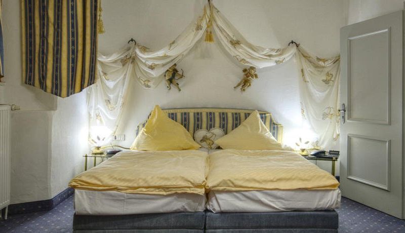 SCHLOSSHOTEL ROTHENBUCH