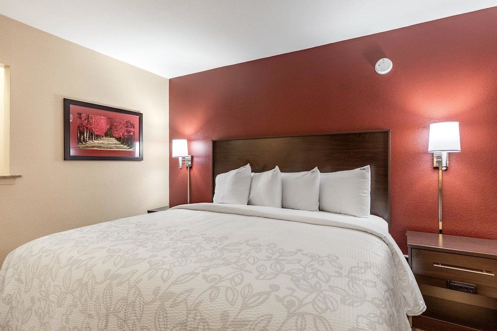 Red Roof Inn PLUS+ & Suites Houston – IAH Airport SW