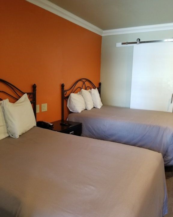 Le Blanc Inn & Suites